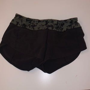 Black 2.5” lululemon shorts